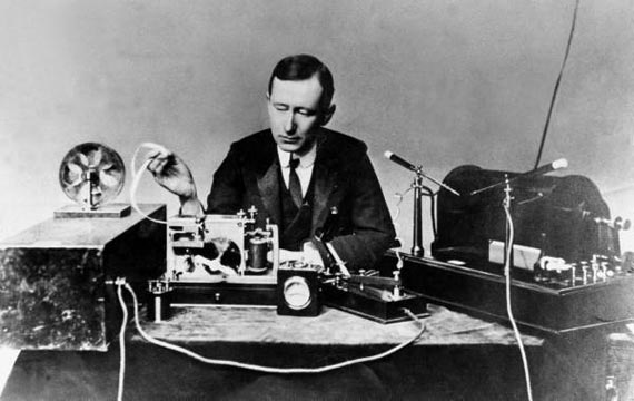  Guglielmo Marconi bên chiếc Radio của mình. 