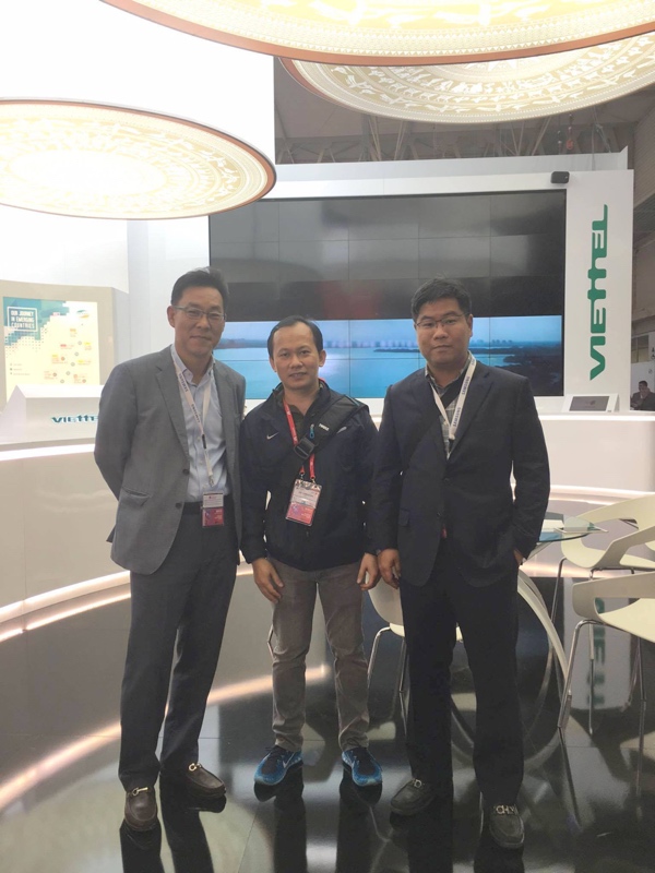  Ông Kim Cheol Gi, Tổng giám đốc công ty điện tử Samsung Vina (ngoài cùng bên trái) và ông Mai Triều Nguyên (chính giữa) tham quan gian hàng Viettel tại MWC 2016. 