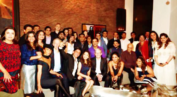 Tối cùng ngày, người đứng đầu Apple tham dự buổi tiệc tại nhà ngôi sao Bollywood Shah Rukh Kahn.