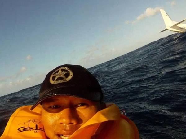  Ferdinand Puentes là một trong những hành khách trên một chiếc máy bay nhỏ khi nó gặp tai nạn gần một hòn đảo có tên Molokai vào năm 2013. Puentes may mắn sống sót và đây là tấm ảnh tự sướng anh thực hiện để... ghi lại khoảnh khắc này. 