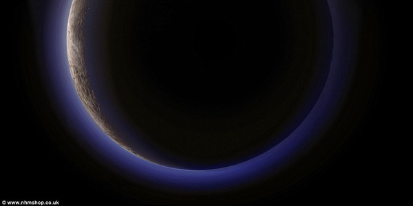  Bầu khí quyển màu xanh của sao Diêm Vương - Pluto. Các thành phần khí quyển của Pluto đã gây khiến ánh sáng Mặt trời tán xạ thành màu xanh. 