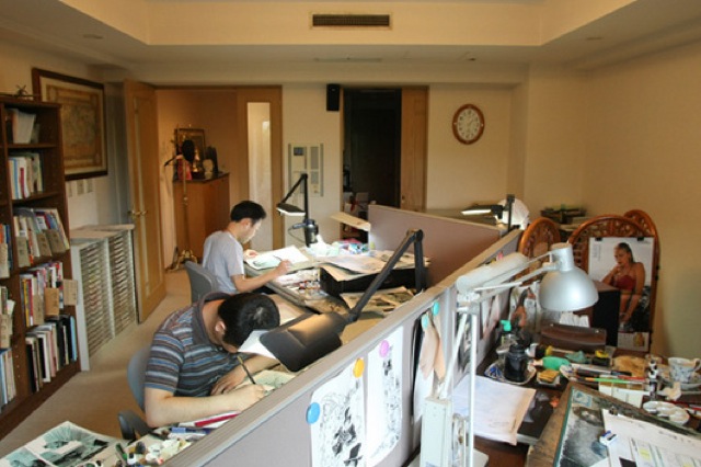 
Các họa sĩ manga thường xuyên phải ngồi hàng giờ liền bên bàn vẽ
