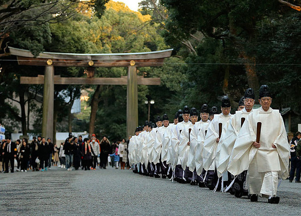 
Hàng dài các thầy tu tới thực hiện nghi lễ cầu an năm mới ở đền Meiji.
