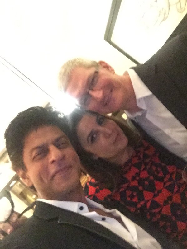 Giám đốc Bollywood nổi tiếng và các ngôi sao tennis chụp ảnh selfie cùng Tim Cook