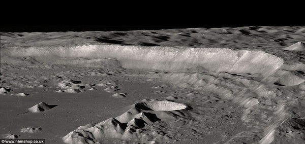  Hình ảnh miệng núi lửa Antoniadi tại cực Nam của Mặt trăng. Một số nhà khoa học cho rằng nơi đây đã từng có sông và hồ. 