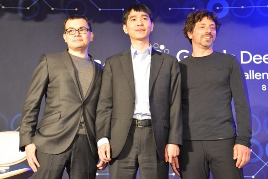  Đồng sáng lập Google, Sergey Brin (bên phải) và Lee Sedol (ở giữa). 
