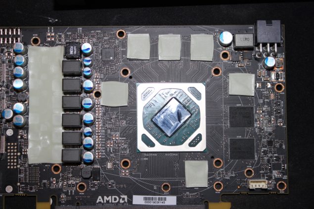  Có 8 chip nhớ 1GB trên bảng mạch của RX480 4GB VRAM. 