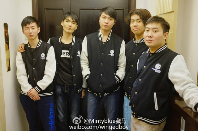 
Anathan Phạm (thứ hai từ phải sang) trong màu áo của đội Invictus Gaming.
