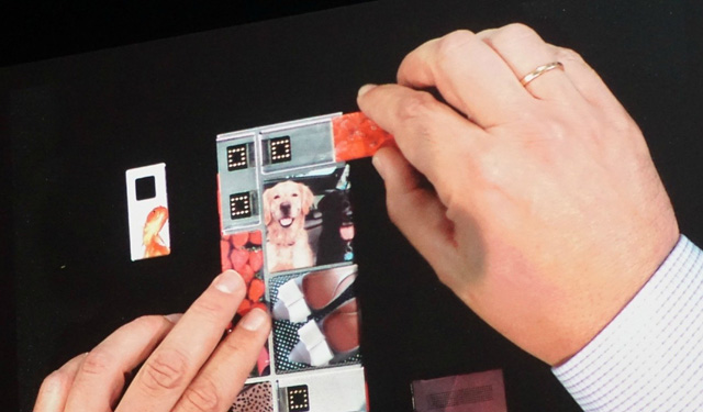 Tại I/O 2015, trưởng dự án Ara lên sân khấu gắn nhiều module không rõ tính năng vào một chiếc smartphone rõ ràng là đã có màn hình và chip. Đến năm nay, bản chất của Ara đã bị hé lộ.