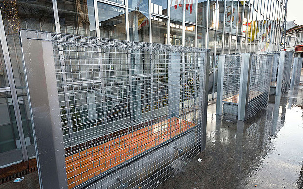  Chính phủ Pháp dựng hàng rào để chống người vô gia cư. 