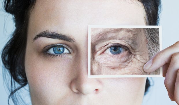 
Bệnh nhân 70 tuổi cho biết mắt bà đã nhìn được rõ hơn trước. Ảnh: Getty.
