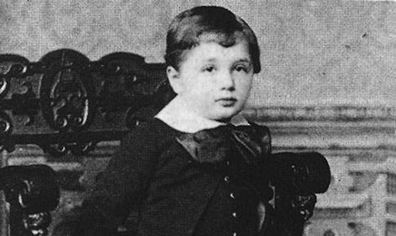  Albert Einstein khi mới 3 tuổi 