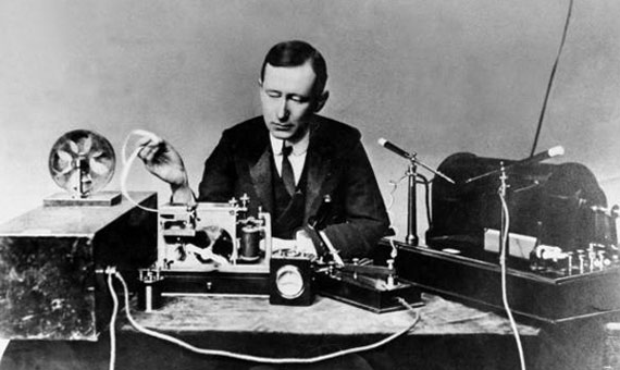 Guglielmo Marconi làm việc với một thiết bị tương tự như thứ ông dùng để truyền tín hiệu không dây đầu tiên vượt Đại Tây Dương (1901).