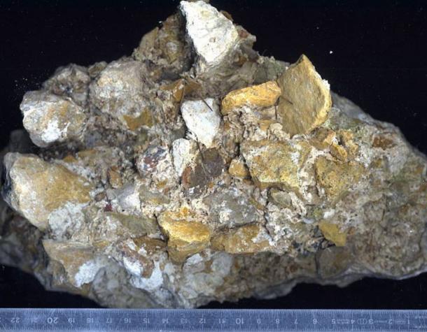 Hình ảnh phóng đại của một mảnh bê tông La Mã gồm đá vôi, cát núi lửa và đá