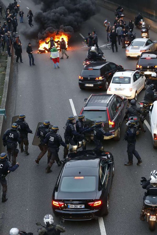  Biểu tình chống Uber biến thành bạo loạn tại thủ đô Paris (Pháp) 
