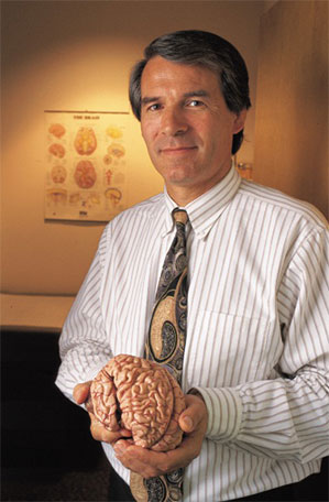  Nhà thần kinh học Phil Kennedy. 