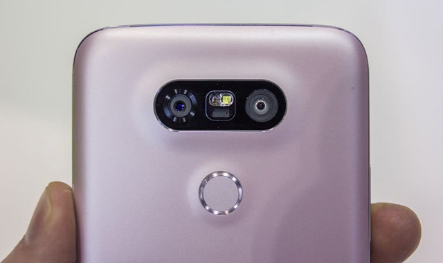  Bên cạnh thiết kế module, camera kép cũng là một lý do giúp cho LG G5 trở thành chiếc smartphone thu hút nhiều sự chú ý nhất tại MWC năm nay. 