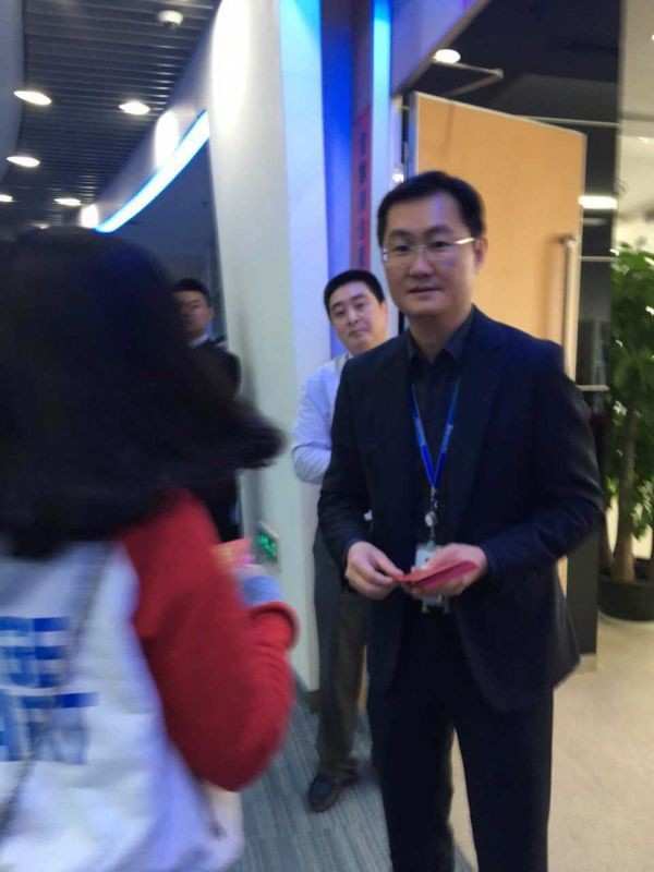 
Chủ tịch Tencent, ông Mã Hóa Đằng luôn đích thân lì xì mọi nhân viên vào dịp năm mới kèm theo lời chúc đầu năm lấy may mắn
