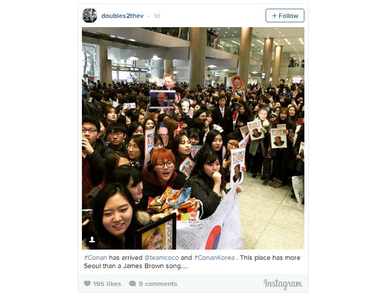 
Đám đông trước cửa sân bay Incheon chẳng khác nào đang chờ đón sao ca nhạc.
