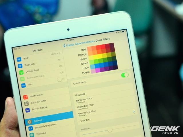 Màn hình iPad có thể điều chỉnh về tông màu vàng, tuy không sang nhưng lại dịu mắt 