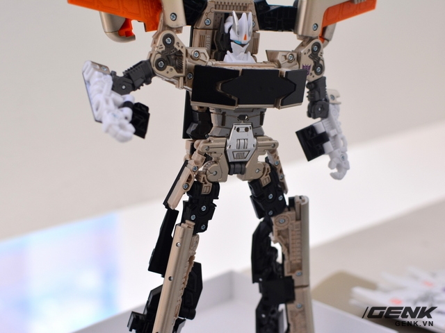  Chất lượng gia công của robot SoundWave Transformers được xếp ở mức chấp nhận được, phù hợp với giá bán khoảng 600.000 VNĐ 