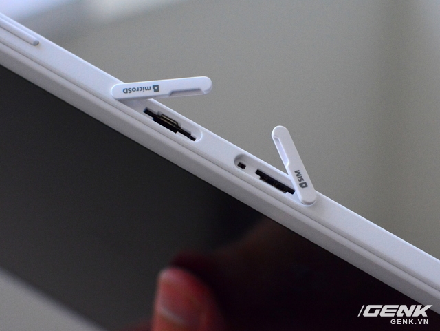  Cạnh phải của Samsung Galaxy Tab A6 là nơi đặt khay cắm thẻ nhớ microSD và thẻ SIM 