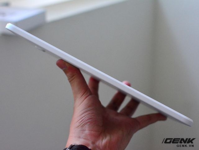 Dù có kích thước lớn, nhưng Galaxy Tab A6 10,1 inch vẫn cho phép người dùng cầm nắm 1 tay dễ dàng 