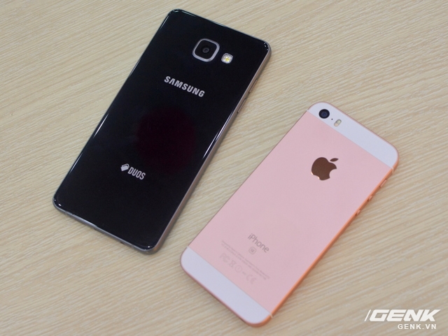  Trên đây là màn đọ dáng giữa Galaxy A5 (2016) chính hãng phiên bản màu đen và iPhone SE chính hãng màu vàng hồng 