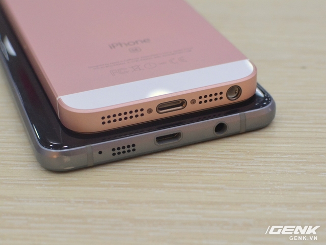  Về cổng kết nối, iPhone SE vẫn sử dụng chuẩn Lighting độc quyền của Apple, còn Galaxy A5 (2016) là microUSB truyền thống. Mặt dưới của 2 sản phẩm đều được bố trí rất cân xứng 