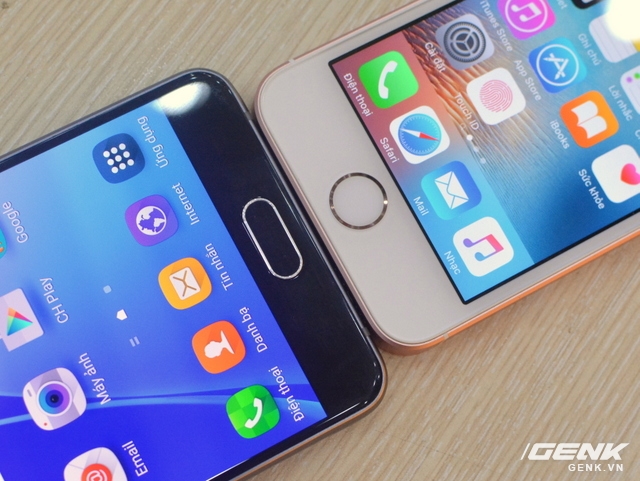  Cả Galaxy A5 (2016) và iPhone SE đều trang bị cảm biến vân tay tích hợp nút Home cứng ở mặt trước. Tuy nhiên, nút Home của iPhone SE có dạng tròn, Galaxy A5 (2016) dạng dẹt, có thêm 2 phím điều hướng ở 2 bên 