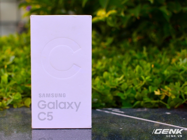  Phong cách Galaxy C5 được đóng hộp khá giống với thế hệ Galaxy S6 trước đây 