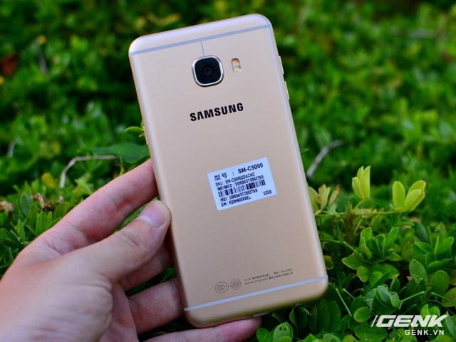  Galaxy C5 đúng nghĩa là một chiếc smartphone kim loại nguyên khối 