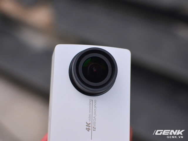  Yi 4K Action Camera 2 có ống kính góc rộng 155 độ, khẩu độ tối đa f/2.8 