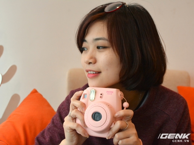  Fujifilm Instax Mini 8 là chiếc máy ảnh được các chị em đặc biệt yêu thích. 