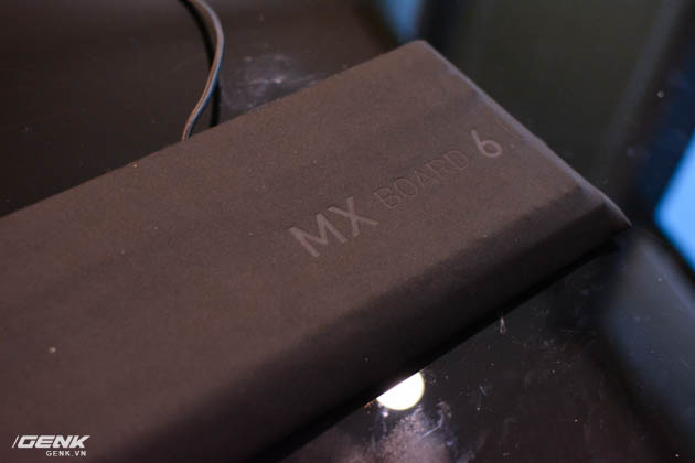  Túi vải nhung bọc phím, in rõ tên thương hiệu Cherry và MX Board 6.0. 