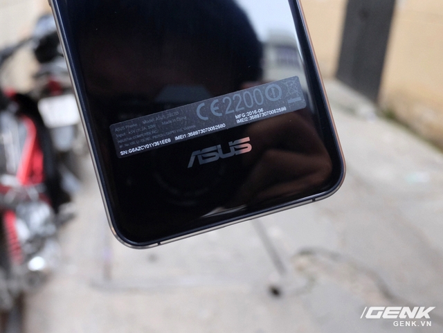 
Mặt sau của ZenFone 3 sử dụng chất liệu kính cao cấp và logo ASUS
