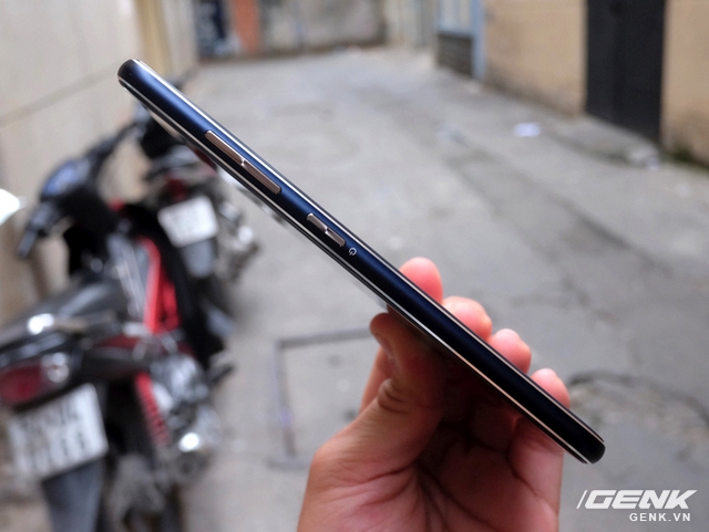  Phím cứng trên điện thoại ASUS ZenFone 3 sử dụng họa tiết vân đồng tâm khá đẹp mắt 