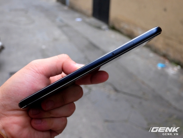 
Đây là phiên bản ZenFone 3 vỏ màu xanh đen đầy nam tính
