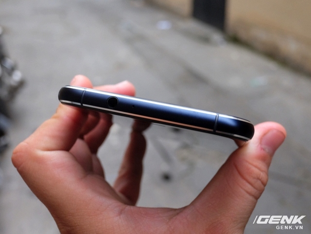  Phiên bản ZenFone 3 hiện tại sử dụng RAM 3 GB, bộ nhớ trong 32 GB 