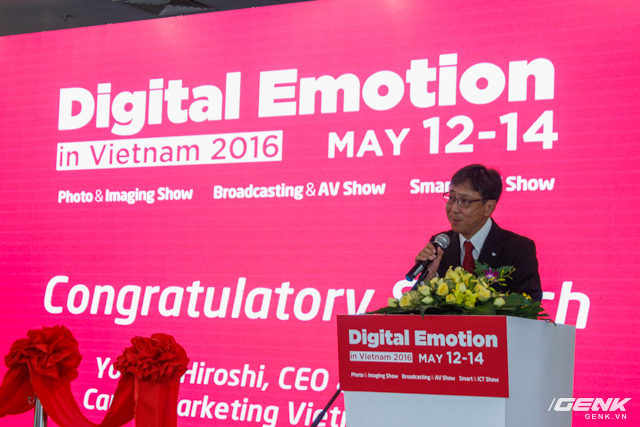  Ông Hiroshi Yokota, Chủ tịch kiêm Tổng giám đốc công ty TNHH Canon Marketing Việt Nam đang đọc phát biểu tại buổi khai mạc triển lãm Digital Emotion 2016. 