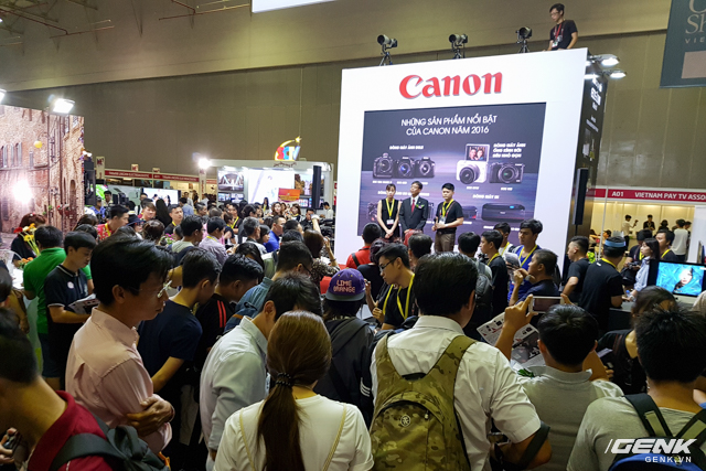  Gian hàng Canon thu hút rất nhiều khách tham quan đến tận tay trải nghiệm. 