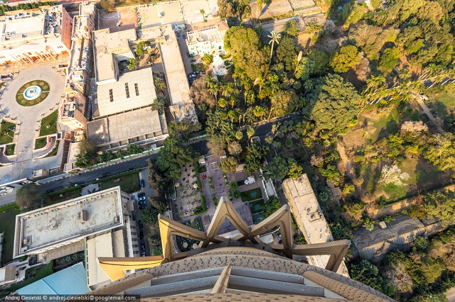 Thậm chí Cielielski còn leo lên cả Tháp Cairo cao 187 m để chụp ảnh.