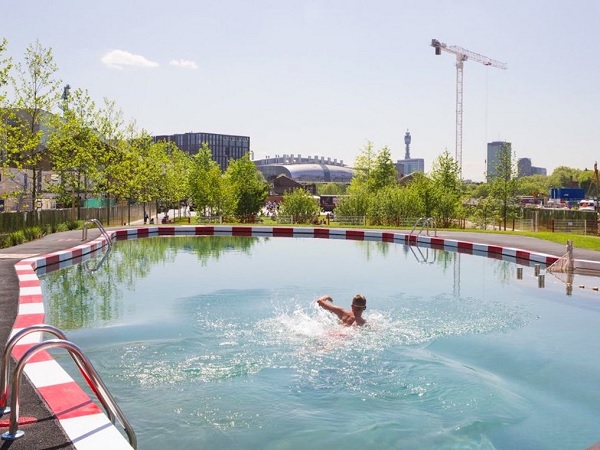  Nhân viên của Google có thể thư giãn với hồ bơi và công viên ngoài trời cho đỡ căng thẳng sau những giờ code miệt mài. 