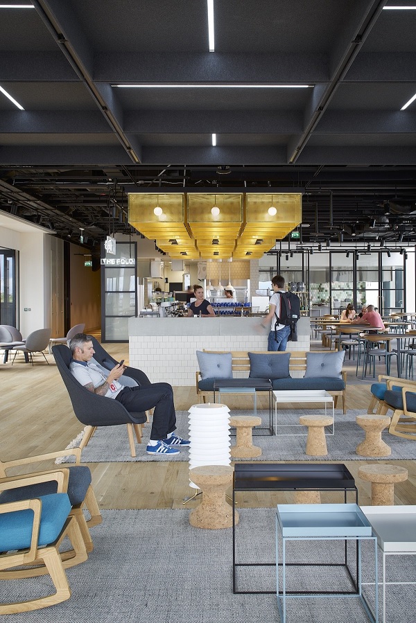  Bar cà phê mini có thể tìm thấy khắp nơi trong tòa nhà văn phòng của Google. Công ty muốn tạo ra sự thoải mái cho nhân viên với việc cung cấp cho họ những tách cà phê miễn phí hảo hạn. 