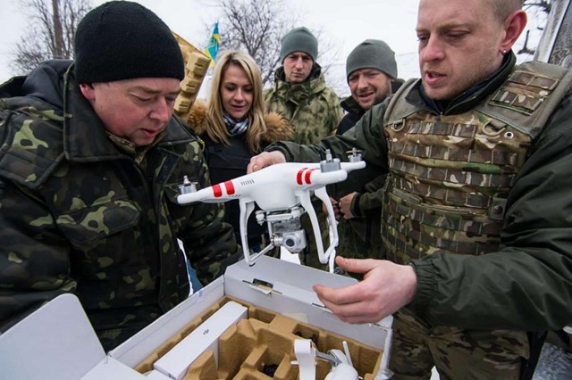  Lực lượng vệ binh quốc gia Ukraine đang mở hộp một chiếc drone DJI. 