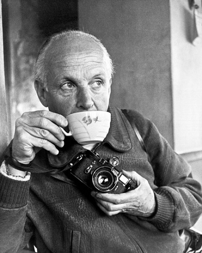  Henri Cartier-Bresson cùng Leica của ông. 