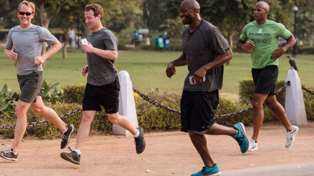  Mark Zuckerberg cùng nhiều người khác đều cầm điện thoại trên tay khi chạy 