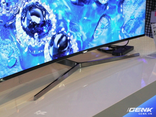 
Sau 4 năm kể từ khi ra mắt những chiếc TV cong đầu tiên trên thế giới, Samsung đã cải tiến thiết kế, giới thiệu SUHD KS9000.
