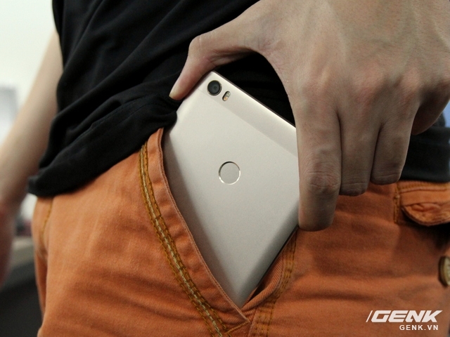  Xiaomi Max có vẻ thích hợp với những chiếc quần short túi rộng 