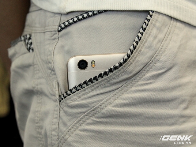  5/6 người dùng được hỏi đều đều khẳng định, Xiaomi Max khiến họ cảm thấy cấn, cộm khi bỏ smartphone vào túi quần... 